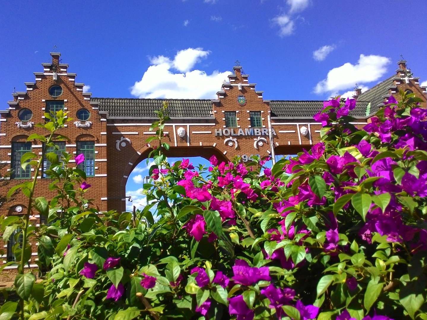 Holambra com flores e arquitetura tur&iacute;stica